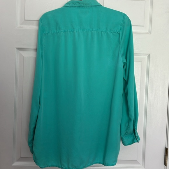 Crown & Ivy Green Blouse with LOTS of BUTTONS Size L 100% TENCEL Machine Wash - Picture 4 of 8